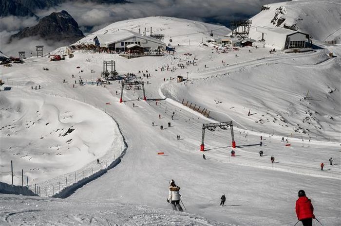 Người dân trượt tuyết tại khu trượt tuyết trên dãy Alpes, Pháp, ngày 17/10/2020. Ảnh: AFP/ TTXVN