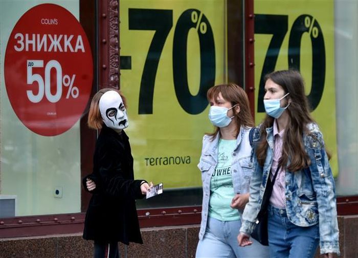 Người dân đeo khẩu trang nhằm ngăn dịch COVID-19 lây lan tại Kiev, Ukraine. Ảnh: AFP/TTXVN