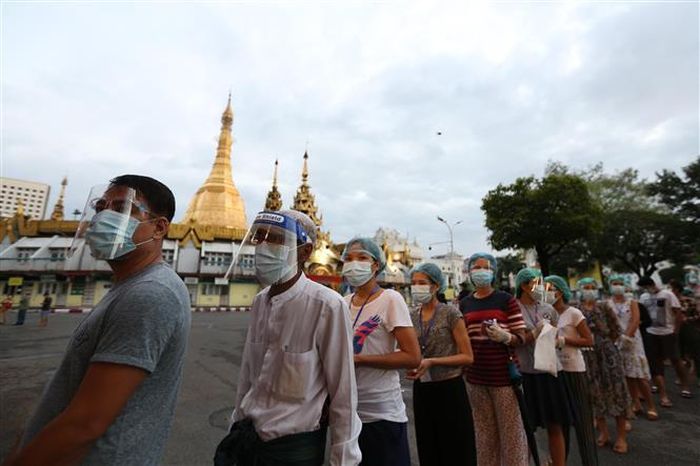 Cử tri Myanmar xếp hàng chờ bỏ phiếu tại một điểm bầu cử ở Yangon ngày 8/11/2020. Ảnh: THX/TTXVN