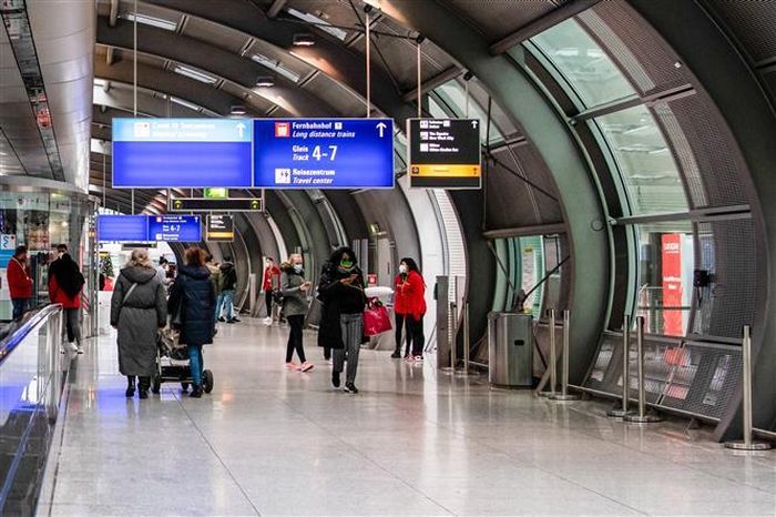 Hành khách đeo khẩu trang phòng lây nhiễm COVID-19 tại sân bay Frankfurt, Đức, ngày 23/11/2020. Ảnh: THX/ TTXVN