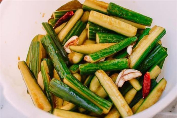 Dưa chuột dầm tương là món ăn ngày hè nhiều người thích