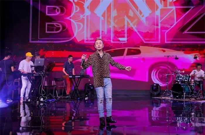 Chất phóng khoáng, táo bạo trong ca từ và giai điệu mỗi bài hát mà Binz thể hiện khiến sân khấu đêm nhạc nóng lên từng phút. Để đảm bảo chất lượng thu âm theo quy chuẩn "nhà hát trực tuyến", ban tổ chức thường không mời quá 20 khán giả đến thưởng thức trực tiếp nhưng với minishow có Binz, quy mô được nới rộng, tăng lên 200 khách mời.