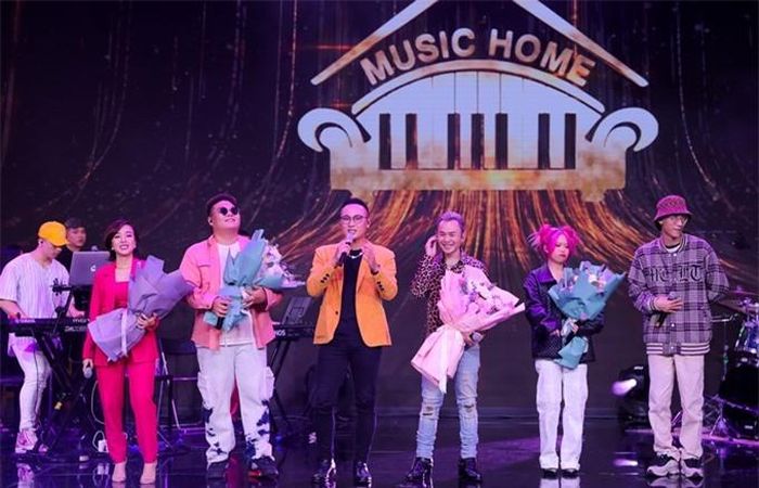 'Music Home' do Truyền hình FPT sản xuất mang tham vọng tiên phong mô hình nhà hát trực tuyến, đưa âm nhạc chất lượng cao đến phòng khách của khán giả vào tối thứ sáu cuối cùng của tháng. Chương trình do nhạc sĩ Huy Tuấn làm đạo diễn âm nhạc, các thành viên nhóm nhạc Anh Em tham gia sản xuất, dàn dựng và chơi live trên sân khấu để giúp nghệ sĩ khách mời thăng hoa hơn trong mỗi phần biểu diễn.