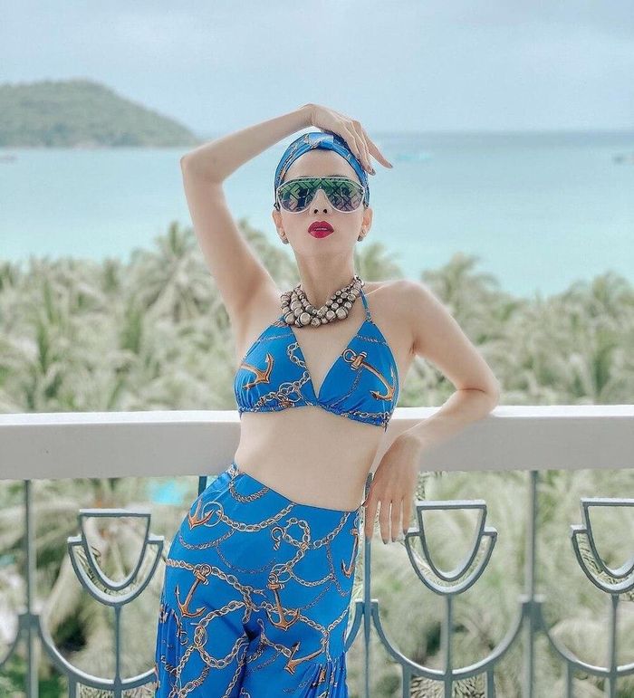 Lệ Quyên đẹp quyến rũ, tươi tắn cùng set đồ họa tiết hài hòa với không gian nhiệt đới. 