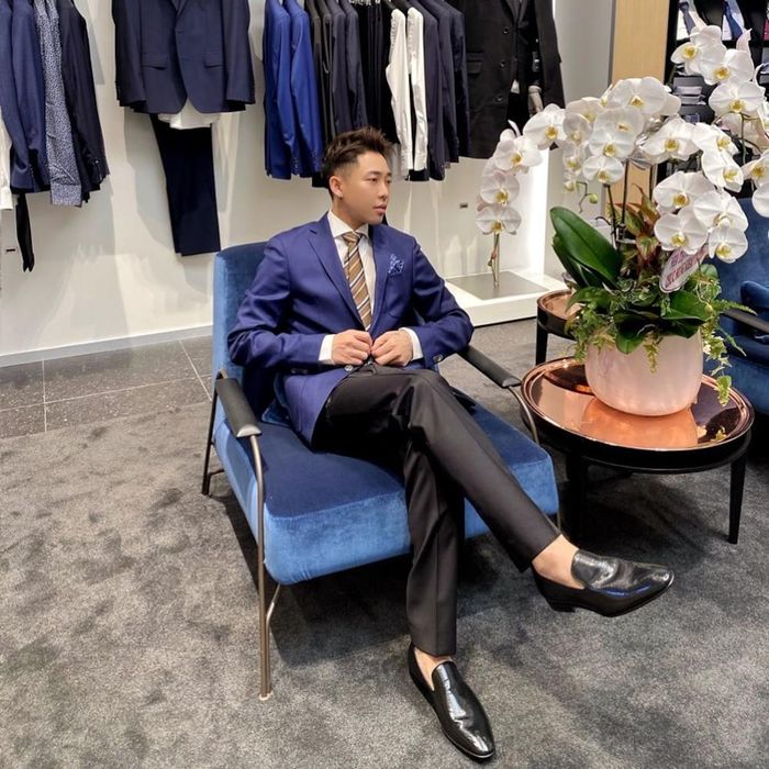 Thay vì những bộ vest đen quen thuộc, stylist Hoàng Ku chọn cho mình tông màu xanh thú vị, mát mắt, cực kỳ phù hợp với những mùa lễ hội cuối năm. 
