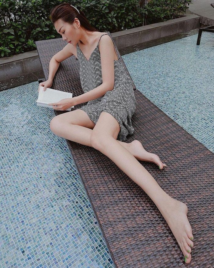 Góp chụp từ dưới lên cùng bộ cánh nhẹ nhàng đã giúp tôn lên đôi chân thẳng tắp của siêu mẫu Thanh Hằng. 