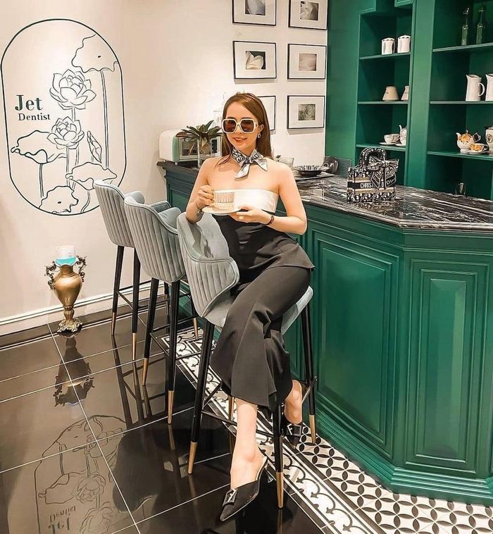 Nữ diễn viên Quỳnh Nga lại mang đến hình ảnh gợi cảm, quyến rũ khi mix khăn cùng áo croptop khoe khéo thềm ngực đầy, chân váy bất đối xứng cùng kính mát bản to.