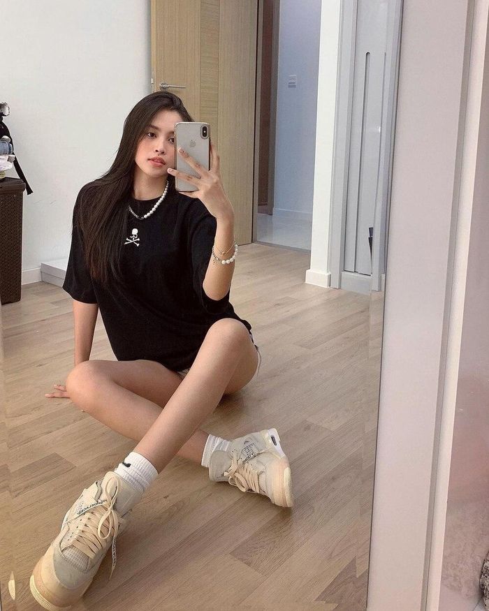 Áo phông phom rộng, quần short ngắn cùng giày sneaker là sự lựa chọn quen thuộc của Hoa hậu Tiểu Vy nhưng luôn mang đến hiệu quả cao. 