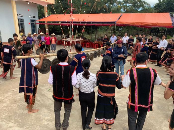 Sau khi tổ chức xong phần lễ, phần hội bắt đầu với nhịp điệu cồng chiêng rộn ràng. Chủ và khách tay trong tay hòa mình trong điệu xoang uyển chuyển, cùng chúc nhau mùa tới lúa đầy bồ, bò đầy chuồng, cuộc sống ấm no.