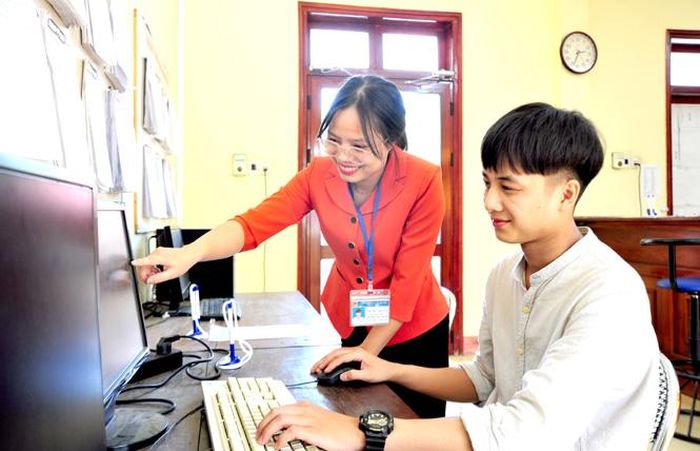Cán bộ Sở Tư pháp hướng dẫn người dân thực hiện đăng ký hồ sơ trực tuyến.