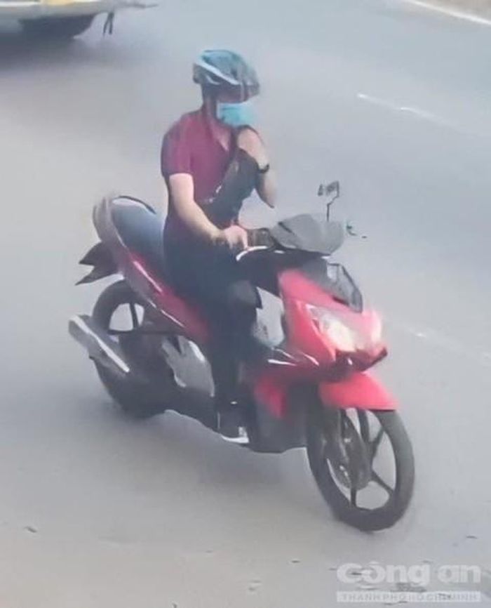 Đức điều khiển xe máy bị camera ghi lại.