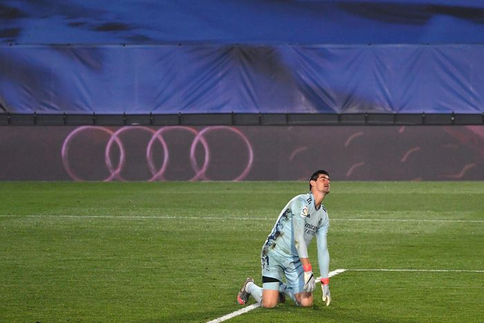  Trong khi hàng công đang loay hoay tìm bàn gỡ, hàng thủ Real tiếp tục phạm sai lầm ngớ ngẩn. Thibaut Courtois lóng ngóng chuyền thẳng vào chân Joselu ở phút 49. Trước cơ hội không thể bỏ lỡ, tiền đạo số 9 dứt điểm vào khung thành trống để nhân đôi cách biệt cho Alaves. 