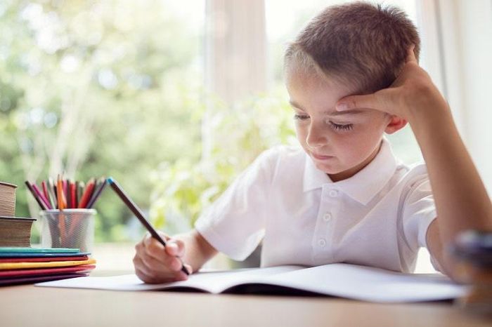  Trau chuốt bên ngoài hoặc cư xử quá tốt: Đương nhiên, điều này hoàn toàn không có vấn đề nếu trẻ vốn là người như vậy. Nhưng nếu con bỗng dưng ăn mặc chỉnh tề, hoàn thành bài tập về nhà một cách hoàn hảo, phụ huynh nên lưu ý. Có thể, con không làm vì tự ý thức được mà do con đang sợ hãi vì bố mẹ quá khắt khe, đặc biệt khi con mắc sai lầm. Ảnh: Eehealth. 