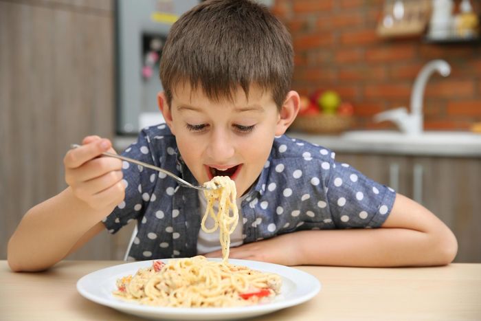  Luôn cảm thấy đói: Một trong những cách con người phản ứng với căng thẳng là ăn. Khi gặp rắc rối, trẻ luôn cảm thấy đói, mệt mỏi, lười vận động. Có thể, con chán học hoặc bị người khác bắt nạt, lấy hết tiền tiêu vặt nên không thể mua đồ ăn sáng hay ăn trưa ở trường. Ảnh: Parents. 