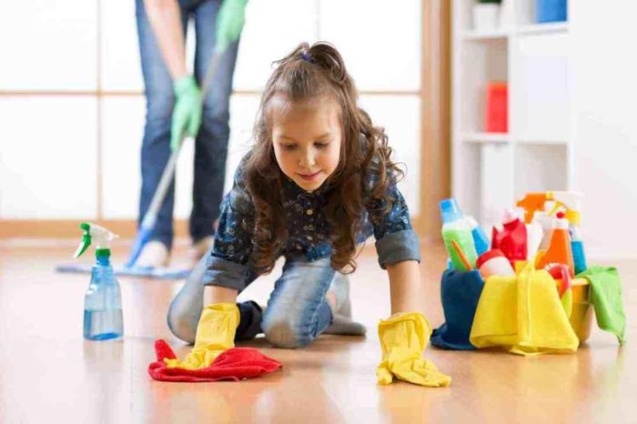  Cố gắng có trách nhiệm: Một đứa trẻ cố gắng thể hiện những phẩm chất mà người lớn mới có như tinh thần trách nhiệm với những người xung quanh khi con đang thấy bất ổn, muốn cố giành quyền kiểm soát ở vấn đề nào đó. Ảnh: Familyfelicity. 