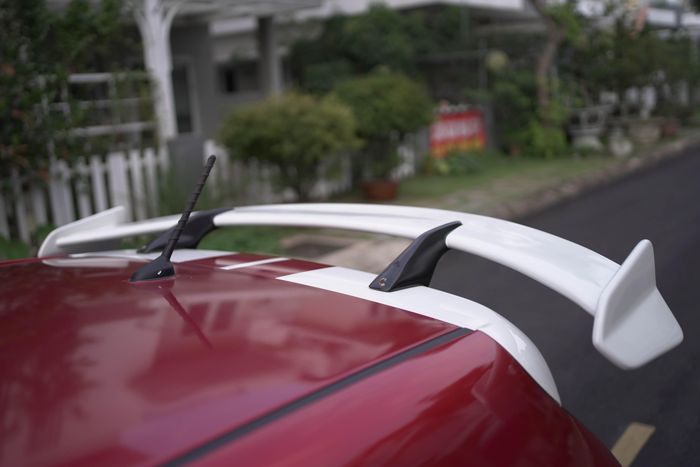 Bên cạnh đó, xe còn được trang bị ống xả kép on/off 2 chế độ của Akrapovic, đi kèm cánh gió sau.