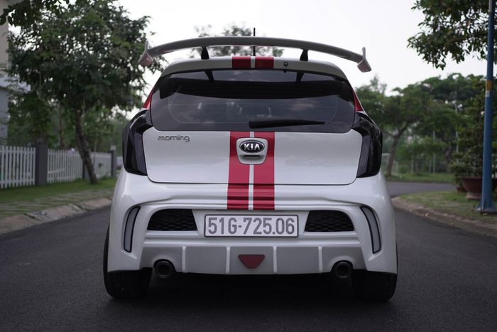 Ở phần đuôi, chiếc Kia Morning MT 2019 sở hữu cản sau hầm hố, cơ bắp cùng bộ khuếch tán - chi tiết gắn liền với nhiều mẫu xe thể thao. 