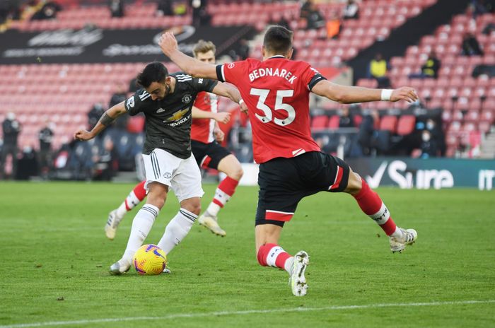  Bruno Fernandes ghi bàn thứ 7 tại Premier League mùa này, dù anh là một tiền vệ. Ảnh: Reuters. 