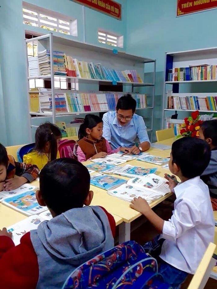 Thầy cùng trò đọc sách tại thư viện.