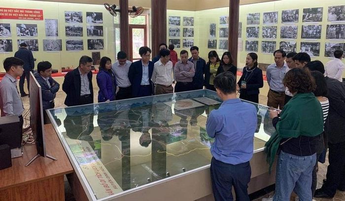 Hướng dẫn viên Nhà trưng bày Bảo tàng ATK giới thiệu với Đoàn những thông tin giàu ý nghĩa lịch sử