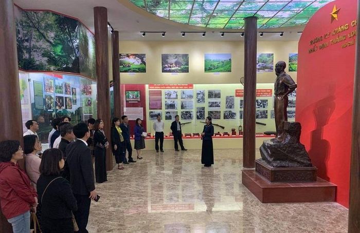  Các đại biểu thăm Nhà trưng bày Bảo tàng ATK 