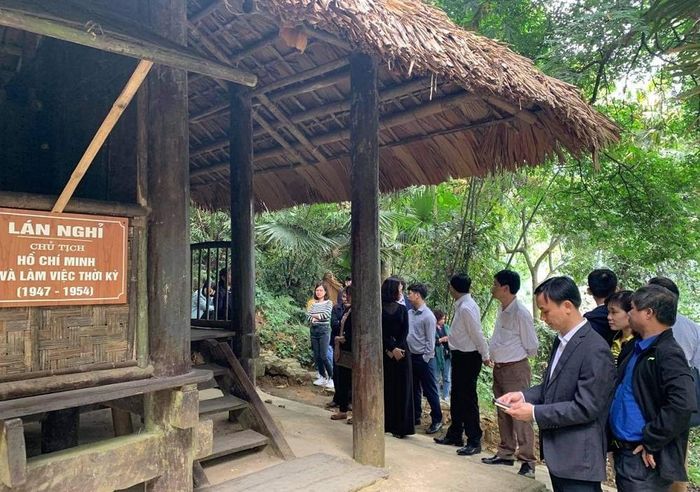 Đoàn đến thăm căn lán nghỉ nơi Bác Hồ đã ở và làm việc trong thời kỳ 1947 - 1954