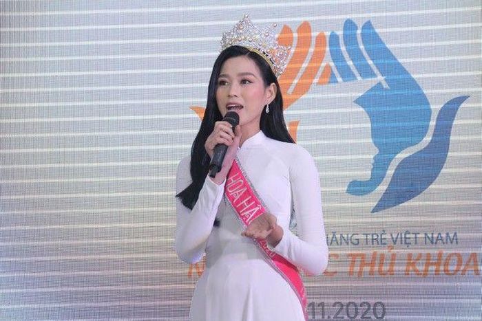 Hoa hậu Đỗ Thị Hà nhắn nhủ tới các tân thủ khoa rằng, chúng ta không được chọn xuất phát điểm của mình nhưng có thể lựa chọn đường đi cho bản thân. (Ảnh: Thanhnien)