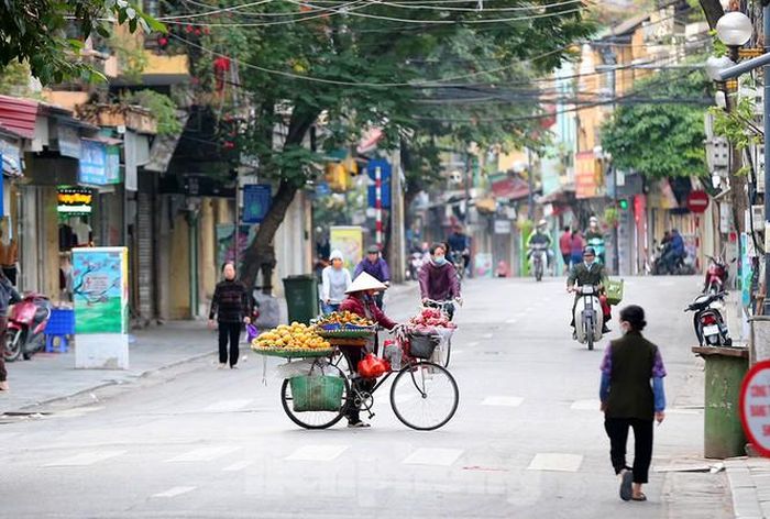 Khung cảnh lúc 6g30 sáng trên phố Hàng Đường ,quận Hoàn Kiếm , người dân đã cảm nhận được cái rét mùa đông đã đến
