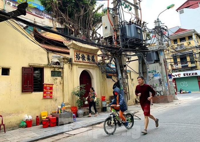 Hai bố con tập thể dục thể thao trên phố cổ Hà Nội vào 6 giờ sáng nay 29/11