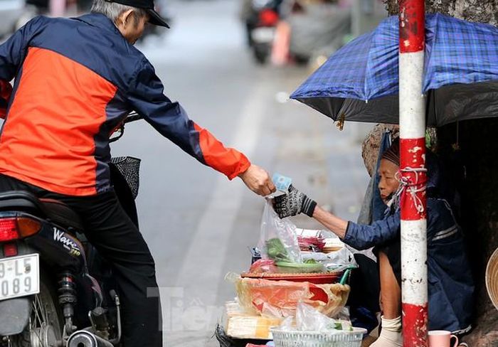 Sáng sớm người mua kẻ bán trong cái lạnh cùng với áo ấm kín mít