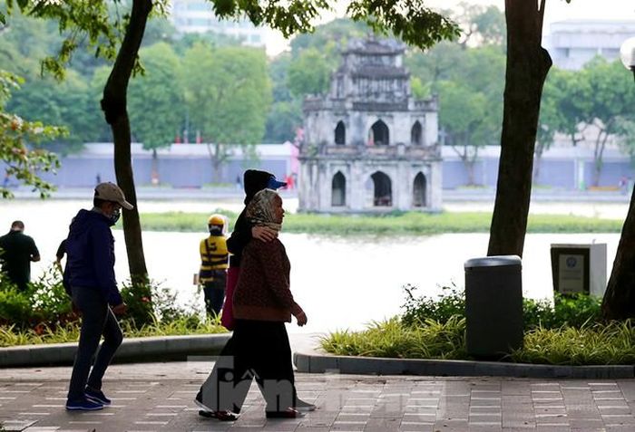 Dự báo ở Bắc Bộ và Bắc Trung Bộ có mưa vài nơi, trời rét với nhiệt độ thấp nhất phổ biến 15-18 độ C, vùng núi 12-15 độ C, vùng núi cao dưới 10 độ C.