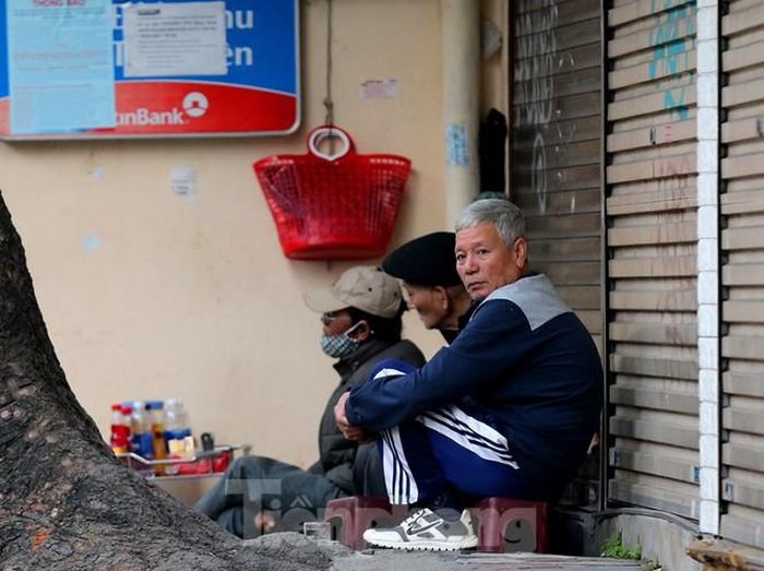 Nhiều người chọn cách uống ly trà nóng, ngồi co ro trong không khí lạnh từ đầu mùa