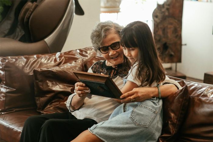Meo Meo quây quần bên bà nội ôn lại những khoảnh khắc của gia đình.
