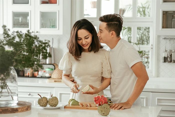 Hoàng Bách tình cảm bên vợ.
