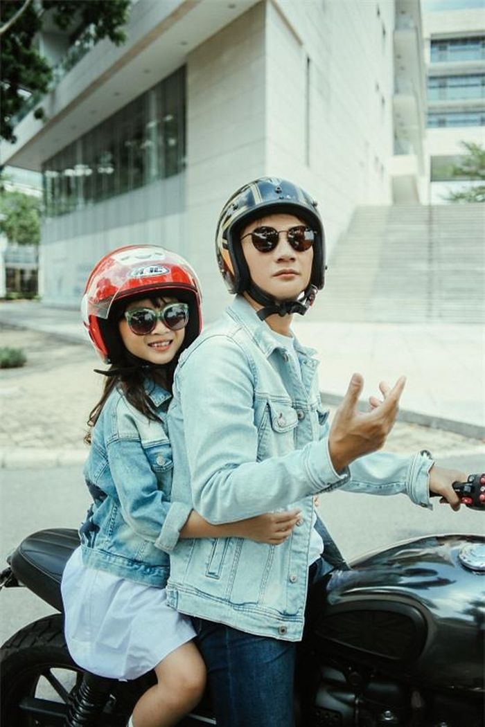 Trước khi phát hành chính thức, bé Meo Meo cùng bố biểu diễn ca khúc I love you family trong một show diễn thời trang lớn dành cho trẻ em. Giọng hát live và cách phát âm tiếng Anh của Meo Meo gây được ấn tượng lớn với khán giả.