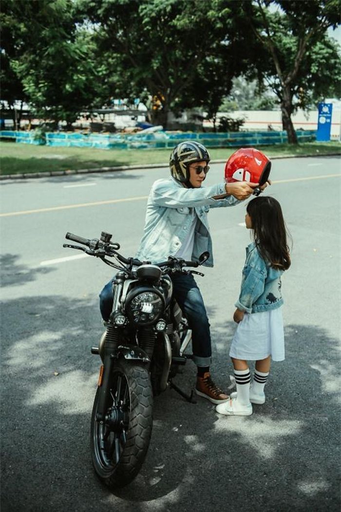 Hoàng Bách hạnh phúc khi con gái bộc lộ năng khiếu âm nhạc từ nhỏ. Anh hỗ trợ Meo Meo hoàn thành bài hát và đầu tư thực hiện MV chỉn chu.