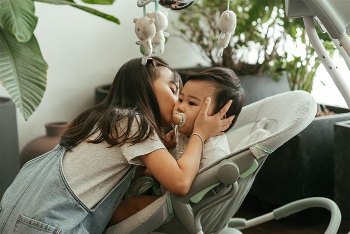 Meo Meo rất thương em trai.