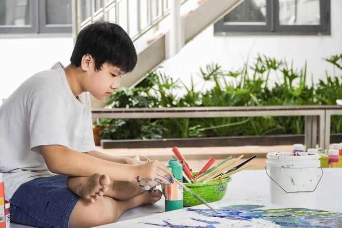 Xèo Chu thể hiện tác phẩm nghệ thuật - Ảnh: H.N
