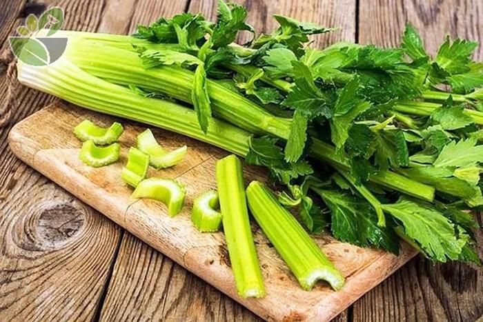 Cần tây. Tương tự mộc nhĩ tươi, cần tây cũng chứa porphyrin song nó không phải là nguyên nhân gây rối loạn chuyển hóa chất này. Không chỉ người dân, ngay cả bác sĩ vẫn vô tư dùng chúng để chế biến thịt bò mà không hề hấn gì.