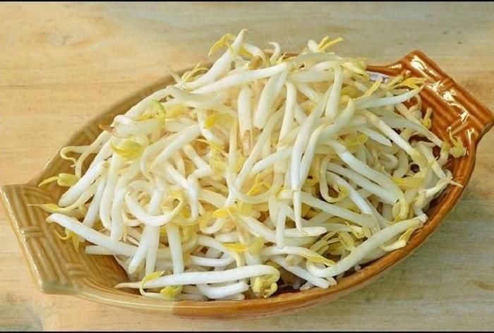 Giá đỗ không rễ. Giá đỗ không rễ sử dụng các chất điều hòa sinh trưởng thực vật, giúp ức chế sự phát triển của giá đỗ. Các chất này gồm 6-benzyl adenine, gibberellin, sodium 4-chlorophenoxyacetate... khi sử dụng không đe dọa an toàn thực phẩm. Chỉ khi người sản xuất sử dụng chất không được cho phép thì chúng mới mang hậu quả sức khỏe không mong muốn. Ảnh: Internet.