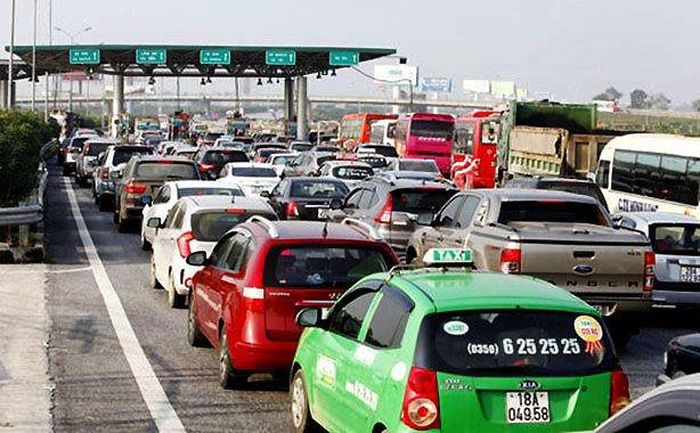 Cảnh tượng khá phổ biến tại các trạm thu phí
