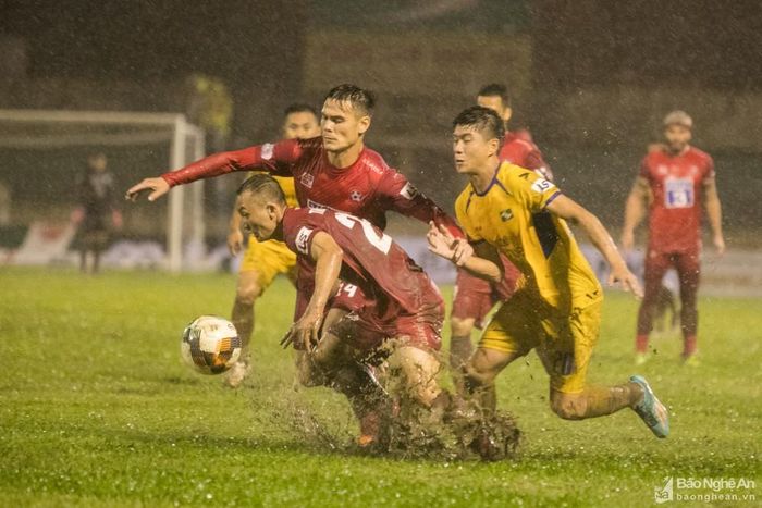 Cuộc đua trụ hạng cũng như đua vô địch trở nên khốc liệt hơn tại V.League 2021. Ảnh: Đức Anh