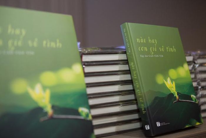 Tập thơ "Nào hay cơn gió vô tình" của cố nhà giáo Cao Văn Tín.