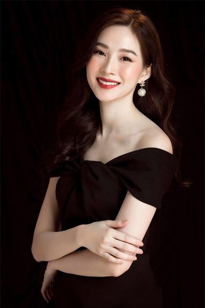 Thay vì dấn thân vào làng giải trí thì Hoa hậu Thu Thảo chậm rãi đi từ từ từng bước. Bị chỉ trích vì bằng cấp thì cô tập trung vào bằng cấp, bị chê nghèo thì cô thoát nghèo bằng việc chịu khó xây dựng hình ảnh để nhận được những event chất lượng. Dù mang tiếng lấy chồng giàu nhưng xét về thực lực theo bảng thống kê cát-sê của Thu Thảo cũng không thua kém bất cứ ngôi sao hạng A của V-biz.