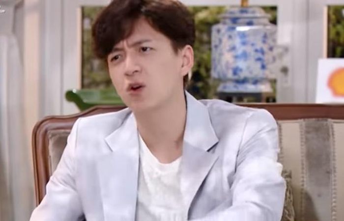 Câu hỏi của "bạn gái tin đồn" dành cho Nam Em làm Ngô Kiến Huy đang ngồi trên ghế cố vấn cảm thấy khó hiểu.