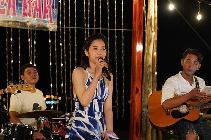 Nam Em vẫn trả lời câu hỏi của cô nàng ca sĩ.