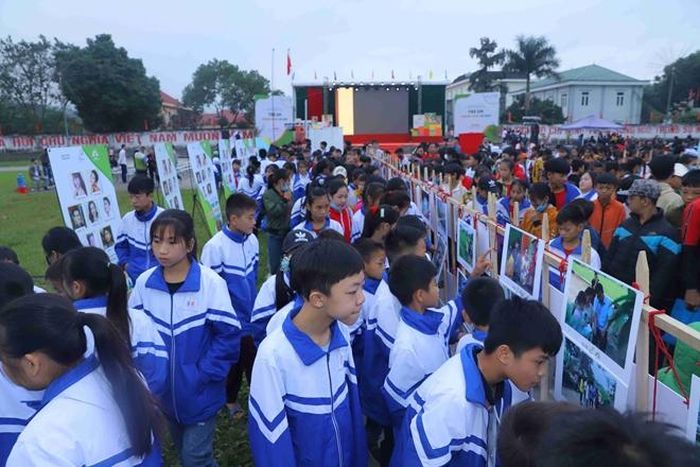 Triển lãm ảnh thu hút đông đảo học sinh và thầy cô tham dự