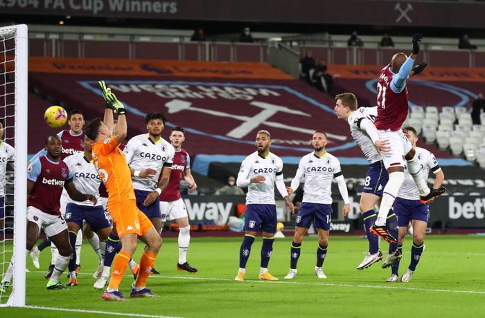  Khi Aston Villa còn chưa kịp định hình lối chơi, họ đã phải nhận bàn thua ở phút thứ 2. Từ pha treo bóng của Jarrod Bowen bên cánh trái, Angelo Ogbonna bật cao hơn toàn bộ hàng thủ đội khách, trước khi đánh đầu hiểm hóc hạ gục thủ thành Martinez.