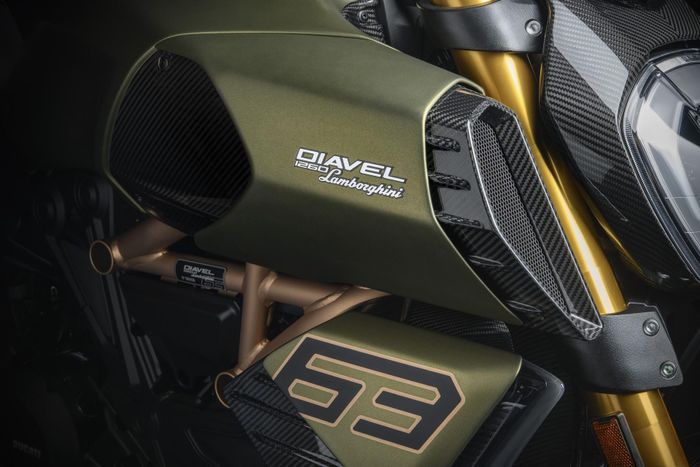  Thân xe còn có huy hiệu "63" làm điểm nhấn, nhằm kỷ niệm năm thành lập Lamborghini - 1963. Ducati Diavel 1260 Lamborghini được trang bị bộ mâm 17 inch đa chấu sơn màu vàng đồng. 