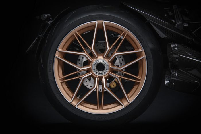  Xe có hệ thống treo Ohlins có thể điều chỉnh, gắp đơn bằng nhôm phía sau và hệ thống phanh của Brembo. 